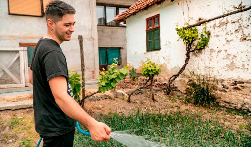 Trabajar cuidando casas en verano en España: Oportunidades legales para Latinos